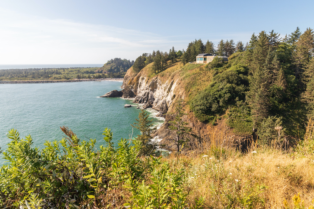 USA, Washington State, Ilwaco, Cape Disappointment State Park. The Lewis & Clark Interpretive Center overlooking the Columbia River and Pacific Ocean. | Glamping Destination | SIXT