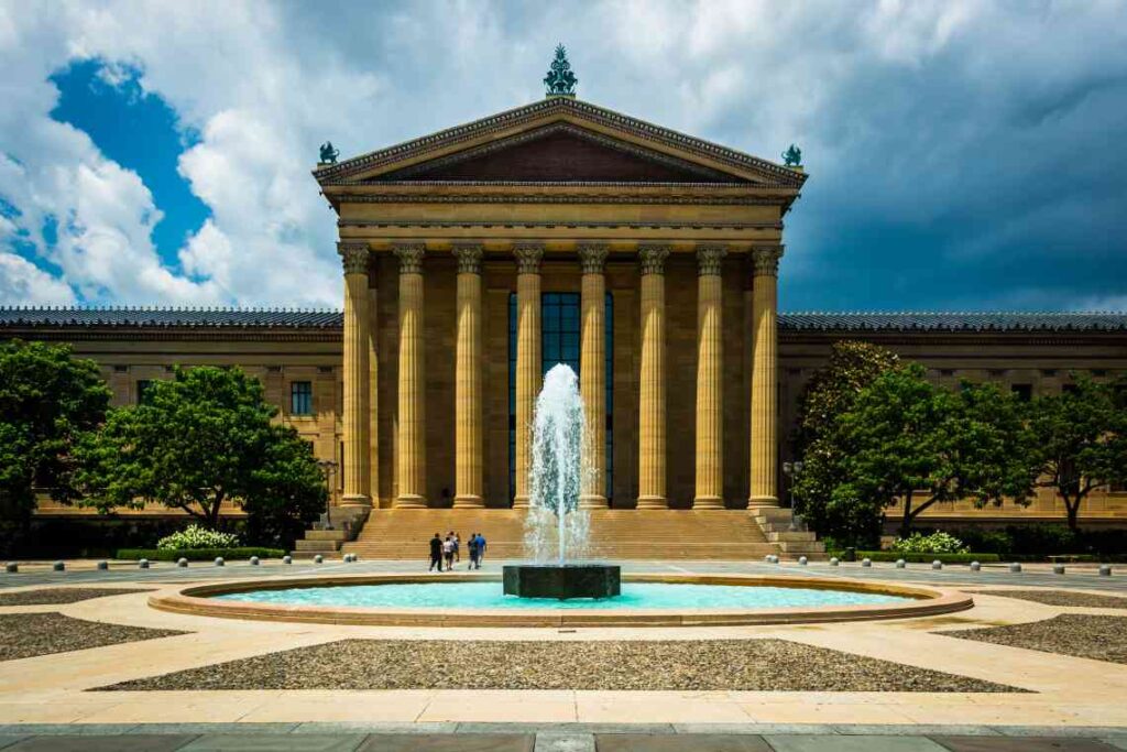Fountain and roman columns of the Philadelphia Museum of Art on a sunny day