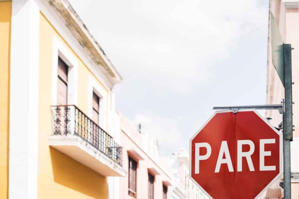 stop sign in Spanish that says Pare